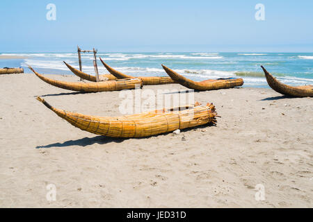 Typisches Fischerboot Caballitos auf den Strand von Pimentel, Chiclayo, Peru Stockfoto