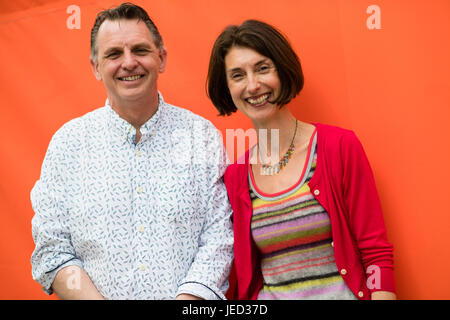 Catherine Barr und Steve Williams, wissenschaftlichen Autoren für Kinder, an die 2017 Hay Festival der Literatur und der Kunst, Hay on Wye, Wales UK Stockfoto