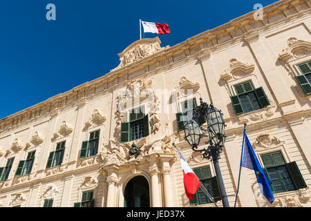 Die schöne verhältnismäßig Auberge de Castille ist ein Barockschloss in Valletta, derzeit die Büros der Premierminister von Malta. Stockfoto