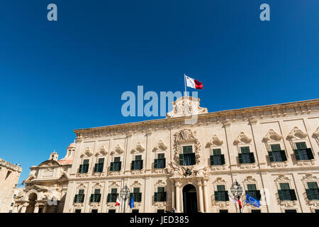 Die schöne verhältnismäßig Auberge de Castille ist ein Barockschloss in Valletta, derzeit die Büros der Premierminister von Malta. Stockfoto