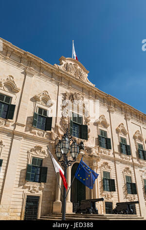 Die schöne verhältnismäßig Auberge de Castille ist ein Barockschloss in Valletta, derzeit die Büros der Premierminister von Malta. Stockfoto