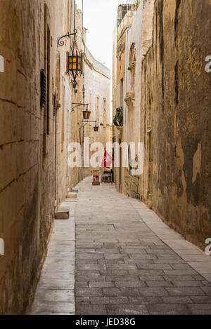Gasse mit Laterne, Balkon und maltesischer Flagge in Mdina, Malta Stockfoto