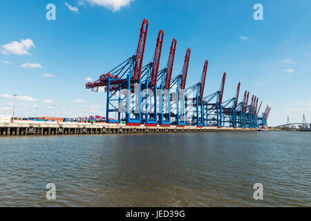 Hamburg, Deutschland - 30. April 2017: Schöne Aussicht auf den Hamburger Hafen und Fracht Hafen, der größte Hafen Deutschlands und einer der geschäftigsten Häfen in Europ Stockfoto