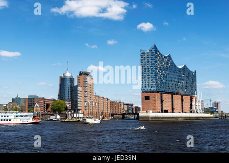 Elbphilharmonie, Hamburgs neues Wahrzeichen Konzertsaal, wird auf einem ehemaligen Hafen Lager mit einer glänzenden Glasfassade errichtet Stockfoto