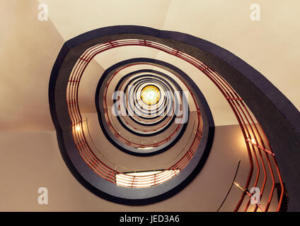 Hamburg, Deutschland - 2. Mai 2017: Runde Treppe im Kontor bauen Sprinkenhof, Hamburg, Deutschland Stockfoto