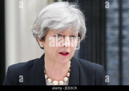 Der britische Premierminister Theresa May ein Statement an die Presse außerhalb 10 Downing Street, London, nach der Bombardierung bei einem Ariana Grande-Konzert in der Arena in Manchester am Vorabend.  Mitwirkende: Theresa Mai wo: London, Vereinigtes Königreich bei: Kredit-23. Mai 2017: Dinendra Haria/WENN.com Stockfoto