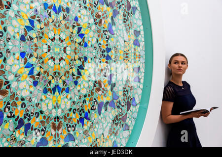 Londdon, UK. 23. Juni 2017. Eine Sotheby's-Mitarbeiter posiert mit Hirsts Schmetterling Kunstwerk Kontemplation, est GBP 700.000-900 000. Vorschau von Sotheby's Contemporary Art Evening Sale findet am 28. Juni 2017. Stockfoto