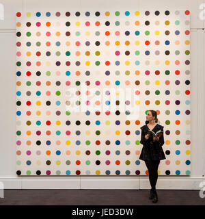 Londdon, UK. 23. Juni 2017. Eine Sotheby's-Mitarbeiter steht vor der Grafik 1-Heptene von Damien Hirst, 2004-2011, Schätzung GBP 500.000-700, 000. Vorschau von Sotheby's Contemporary Art Evening Sale findet am 28. Juni 2017. Stockfoto