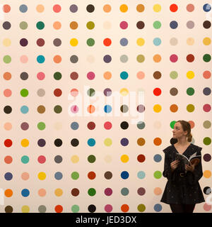 Londdon, UK. 23. Juni 2017. Eine Sotheby's-Mitarbeiter steht vor der Grafik 1-Heptene von Damien Hirst, 2004-2011, Schätzung GBP 500.000-700, 000. Vorschau von Sotheby's Contemporary Art Evening Sale findet am 28. Juni 2017. Stockfoto