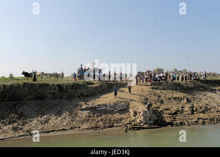 U-Bein Brücke/Amarapura - Myanmar 22. Januar 2016: Fahrgäste ein-und Aussteigen das Boot über ein schmales Holzbrett. Stockfoto