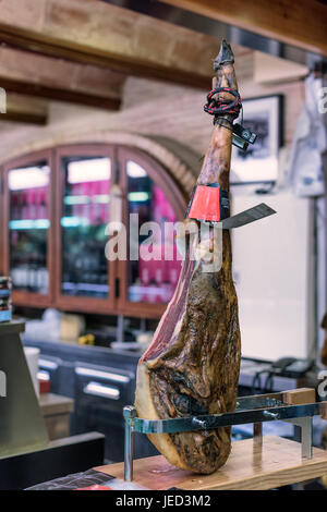 Jamon Iberico de Bellota ganze Bein Stockfoto