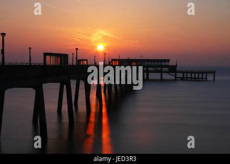 Rosa Sonnenaufgang über Deal Pier Stockfoto