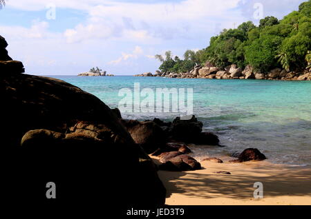 Entfernte Insel von einem einsamen Strand Stockfoto