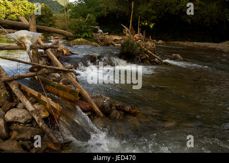 Lauf des Datenstroms micro hydro Stromerzeugung improvisiert. , Laos Stockfoto