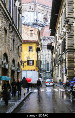 Florenz, Italien - 7. Januar 2009: Menschen und Blick auf Dom auf über Servi in Florenz Stadt in regnerischen Wintertag. Via dei Servi ist eines der Hauptstraße Stockfoto