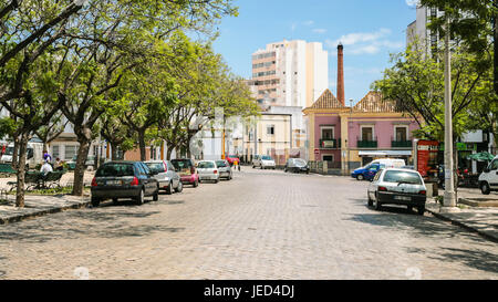 FARO, PORTUGAL - 25. Juni 2006: Menschen am Platz Largo de São Pedro und Blick auf moderne Häuser in Faro Stadt. Faro ist die Hauptstadt des Bezirks des sam Stockfoto