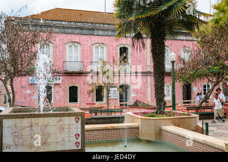 SILVES, PORTUGAL - 27. Juni 2006: Menschen in der Nähe von Brunnen auf der Straße Rua 25 de Abril in rubbelt Stadt. Silves Stadt ist die ehemalige Hauptstadt der Algarve-regio Stockfoto