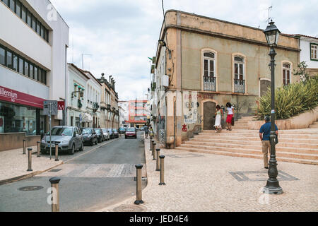 SILVES, PORTUGAL - 27. Juni 2006: Menschen auf der Straße Rua Samora Barros in rubbelt Stadt. Silves Stadt ist die ehemalige Hauptstadt der Algarve, es Ihas g Stockfoto