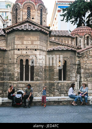 Athen, Griechenland - 14. September 2007: Menschen in der Nähe von Kirche Panagia Kapnikarea in Athen. Dies ist griechisch orthodoxen Kirche und eines der ältesten wöchentliche Stockfoto