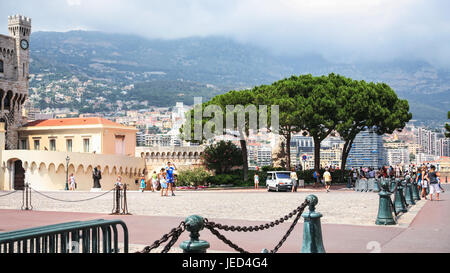 Stadt von MONACO, MONACO - 6. Juli 2008: Touristen auf Boulevard Louis II in Monaco-Stadt. Fürstentum Monaco ist souveräner Stadtstaat und Land Stockfoto