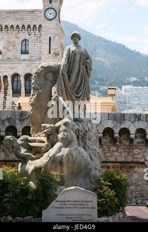 Stadt von MONACO, MONACO - 6. Juli 2008: Denkmal Hommage der ausländischen Kolonien nach Prince Albert ich in Monaco-Stadt. Fürstentum Monaco ist souveräner cit Stockfoto