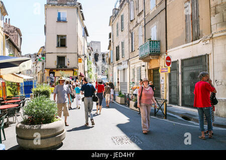 ARLES, Frankreich - 9. Juli 2008: Touristen auf der Straße und Blick auf Aromaten Arles (Roman Amphitheater) in Arles Stadt. Arles ist antiken Stadt und Kommune in der t Stockfoto