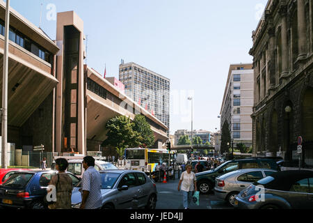 MARSEILLE, Frankreich - 10. Juli 2008: Menschen in der Nähe von Bushaltestelle auf der Rue de Bir-Hakeim in Marseille Stadt. Marseille ist die zweitgrößte Stadt in Frankreich. Stockfoto