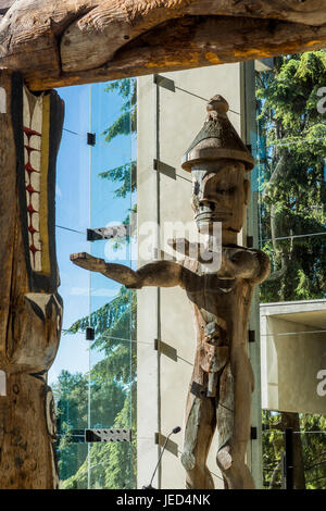 Northwest Coast Kunst Totemfigur, Museum für Völkerkunde, UBC, Vancouver, Britisch-Kolumbien, Kanada. Stockfoto