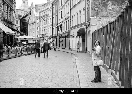 RIGA, Lettland - 10. September 2008: Touristen auf Tirgonu Iela Straße in der Nähe von Doma Laukums (Duomo) Platz in der Rigaer Altstadt im Herbst. Riga Stadt historische c Stockfoto