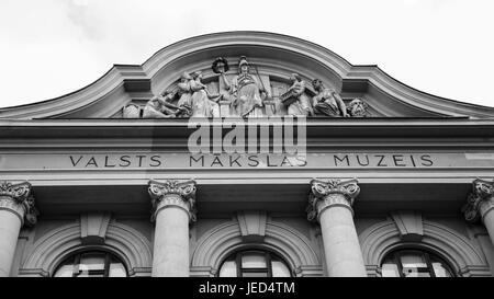 RIGA, Lettland - 11. September 2008: Fassade des lettischen nationalen Kunstmuseums in Riga Stadt. Museum hält mehr als 52000 Kunstwerken aus dem baltischen Raum ein Stockfoto