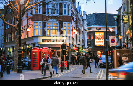 LONDON, UK - 20. Januar 2009: Blick auf Menschen, Bars, Restaurants auf der Kreuzung Moor Street und Romilly Street von Charing Cross Road von Soho-Viertel der Stadt-OL Stockfoto