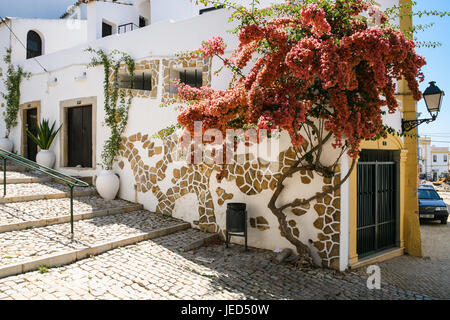 ESTOI, PORTUGAL - 21. Juni 2006: Straße im Zentrum von Estoi Stadt. Estoi ist Dorf und ehemalige Zivilgemeinde im Gemeindegebiet von Faro, Algarve-region Stockfoto