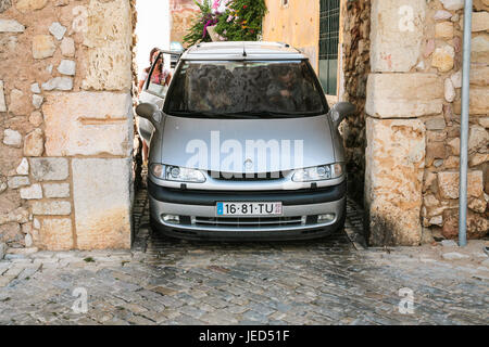 FARO, PORTUGAL - 25. Juni 2006: Menschen in der Nähe von Mietwagen in engen mittelalterlichen Gateway in Altstadt von Faro. Faro ist die Hauptstadt des gleichnamigen Bezirks der Stockfoto