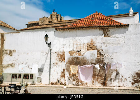 FARO, PORTUGAL - 25. Juni 2006: outdoor-Café auf dem Platz in der Altstadt von Faro Stadt. Faro ist die Kreisstadt des gleichnamigen, in der Algarve-r Stockfoto