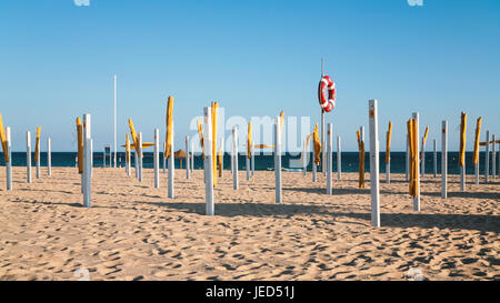 ALBUFEIRA, PORTUGAL - 25. Juni 2006: leeren Strand Praia da Rocha Baixinha Nascente in der Nähe von Albufeira Stadt. Albufeira ist Badeort im Distrikt Faro Stockfoto