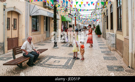 SILVES, PORTUGAL - 27. Juni 2006: Menschen auf der Straße Rua Elias Garcia im Zentrum von Industriemineralien Stadt. Silves Stadt ist die ehemalige Hauptstadt der Algarve, Stockfoto