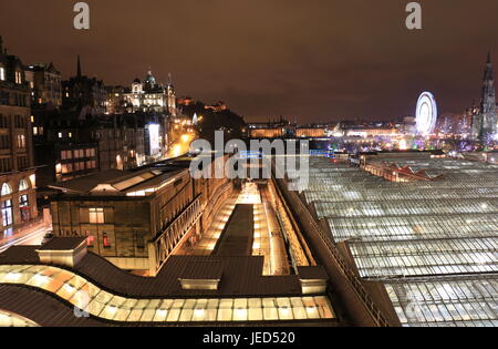 Nachtansicht von Waverley station Edinburgh Stockfoto