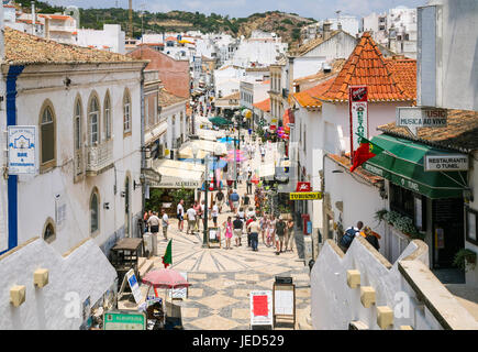 ALBUFEIRA, PORTUGAL - 17. Juni 2006: touristische Fußgängerzone Einkaufsmöglichkeiten und Restaurant Straße Rua 5 de Outubro in der Altstadt von Seaside resort Albufeira in Stockfoto