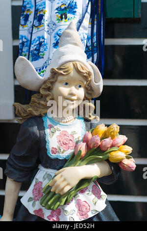 MARKEN, Niederlande - 27. August 2016: Tulpe Mädchenpuppe vor einen Souvenir-shop Stockfoto