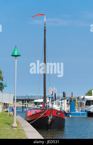 DEVENTER, Niederlande - 27. August 2016: Fischkutter mit Urker Registernummer. Urk hat bei weitem die größte Fischereiflotte und Fischverarbeitung Stockfoto