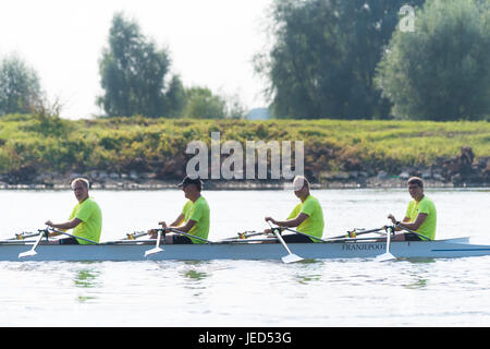 DEVENTER, Niederlande - 27. August 2016: Kanu mit Team von Sport-Ruderer auf die holländische IJssel Stockfoto