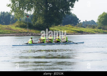 DEVENTER, Niederlande - 27. August 2016: Kanu mit Team von Sport-Ruderer auf die holländische IJssel Stockfoto