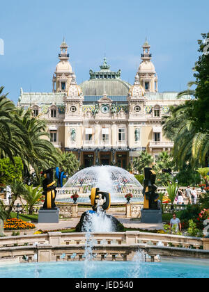 MONTE CARLO, MONACO - 6. Juli 2008: Touristen in der Nähe von Brunnen und Ansicht des Casino de Monte-Carlo in Monaco-Stadt. Fürstentum Monaco ist souveräner City- Stockfoto
