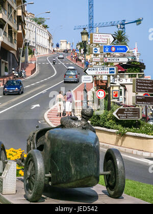 Stadt von MONACO, MONACO - 6. Juli 2008: Touristen auf der Straße in Monaco City. Fürstentum Monaco ist souveräner Stadtstaat und Land auf die Frenc Stockfoto