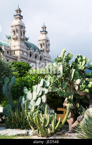 MONTE CARLO, MONACO - 6. Juli 2008: Kakteen in St Martin Gärten und Ansicht des Casino de Monte-Carlo in Monaco. Fürstentum Monaco ist souveräner cit Stockfoto