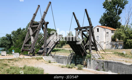 ARLES, Frankreich - 7. Juli 2008: Touristen in der Nähe von Pont Van Gogh, Replik von Langlois-Brücke, Zugbrücke, die Gegenstand von mehreren Gemälden von Vi war Stockfoto