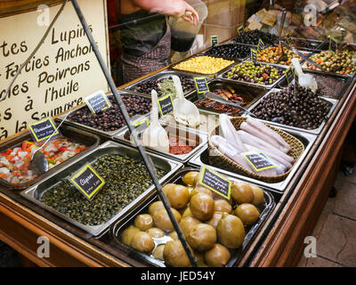 Nizza, Frankreich - 11. Juli 2008: Verkäufer und lokalen Gurken auf Markt in Nizza Stadt. Nizza liegt an der französischen Riviera, ist die Hauptstadt des Alpes-Maritime Stockfoto