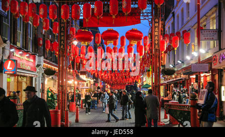 LONDON, UK - 20. Januar 2009: Menschen in China Town während Chinese New Year in London mit Lampions geschmückt. Erste organisierte Chinese New Year Stockfoto