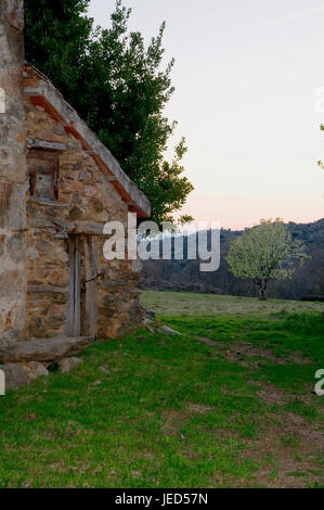 Rustikales Haus. Pradena del Rincon, Provinz Madrid, Spanien. Stockfoto