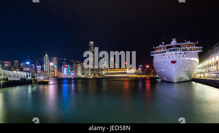 Ocean Terminal auf den Victoria Harbour von Hong Kong Stockfoto